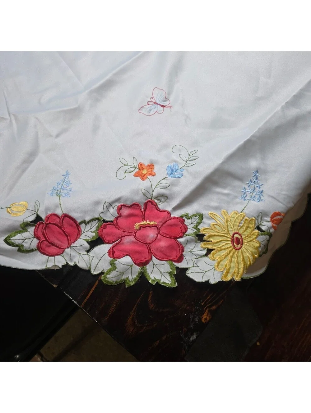 Vtg. Croft & Barrow 70'' Round Tablecloth Floral Buttercup Embroided Scalloped